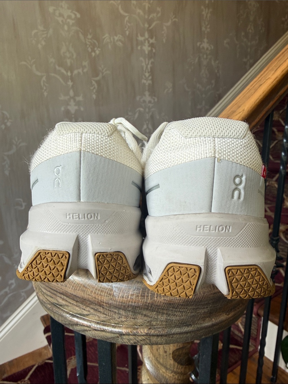 ON CLOUD RUNNING CLOUDVENTURE ladies, white sneaker size 8 1/2 very good cond - Picture 2 of 9